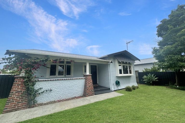 Photo of property in 24 Kingswood Street, Takaro, Palmerston North, 4412