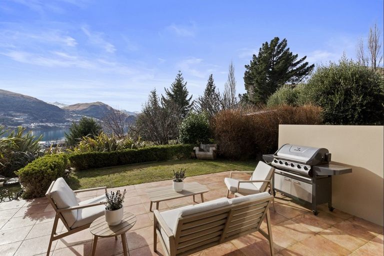 Photo of property in 17 Milward Place, Kelvin Heights, Queenstown, 9300