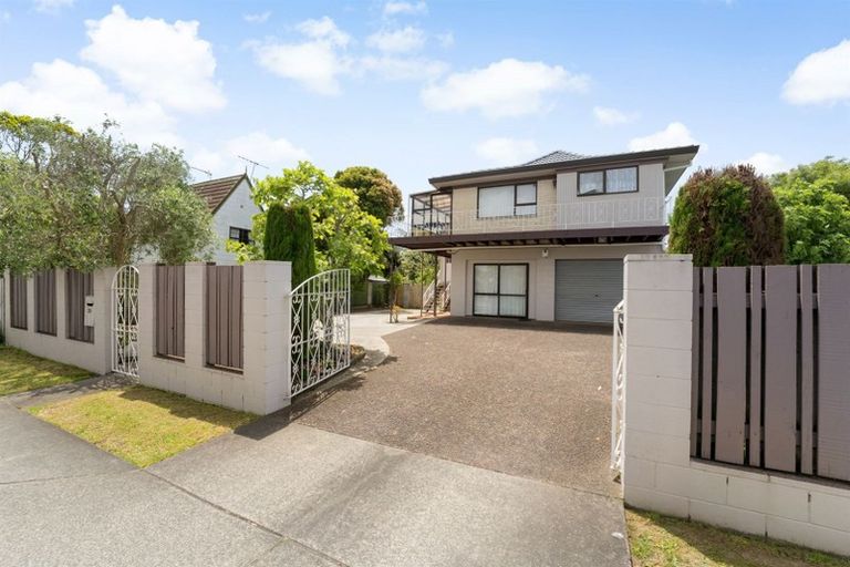 Photo of property in 30 Akoranga Drive, Northcote, Auckland, 0627