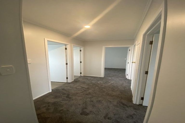 Photo of property in 8 Lendic Avenue, Henderson, Auckland, 0612