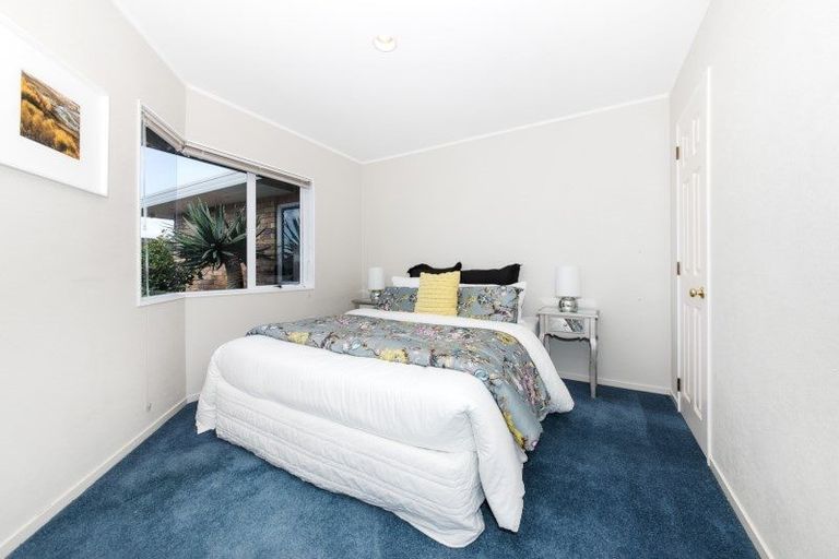 Photo of property in 1 Campian Place, Golflands, Auckland, 2013