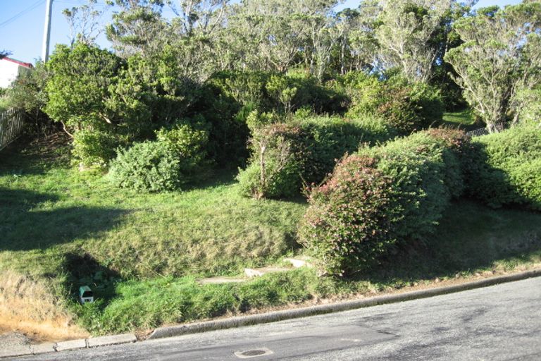 Photo of property in 27 Miles Crescent, Newlands, Wellington, 6037