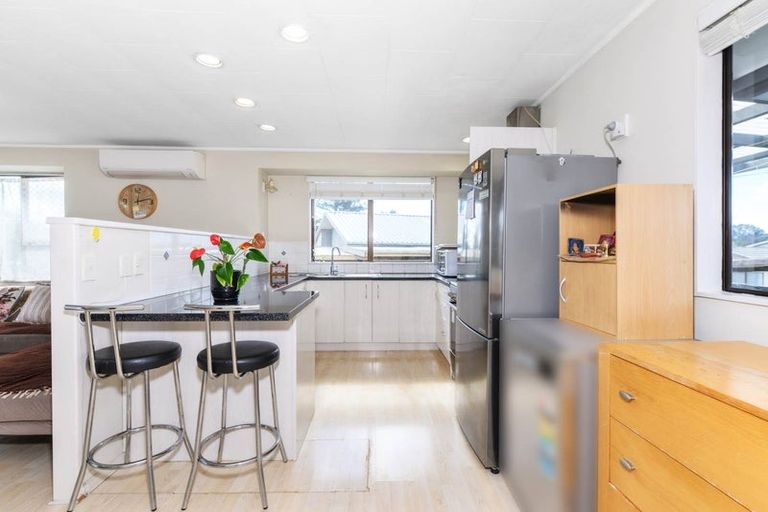 Photo of property in 25 Glen Close, Glen Eden, Auckland, 0602