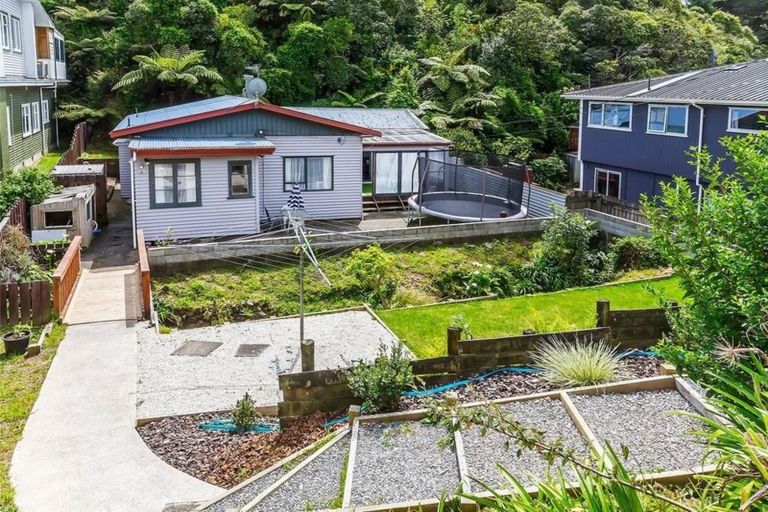 Photo of property in 42 Lincoln Avenue, Tawa, Wellington, 5028