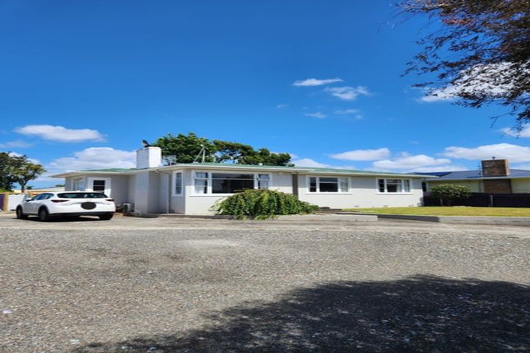 Photo of property in 4 Woburn Place, Takaro, Palmerston North, 4412