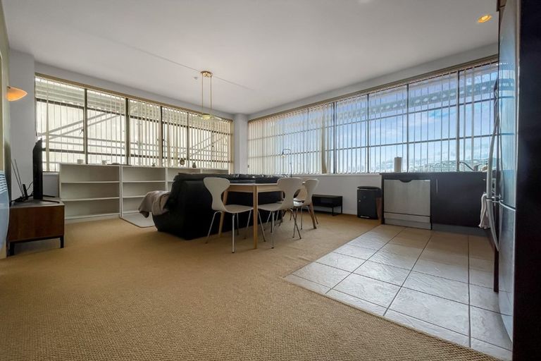 Photo of property in Endeavour Apartments, 16/125 Thorndon Quay, Pipitea, Wellington, 6011