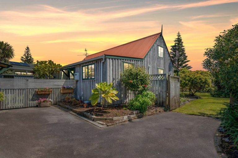 Photo of property in 18 Campion Road, Waikanae Beach, Waikanae, 5036