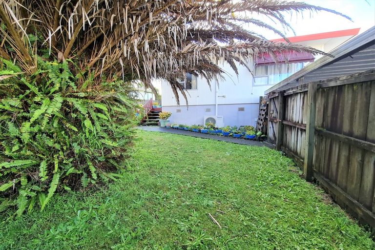 Photo of property in 2/21 Devonshire Road, Unsworth Heights, Auckland, 0632