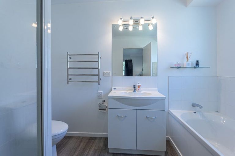 Photo of property in 6 Ishtar Place, One Tree Point, 0118