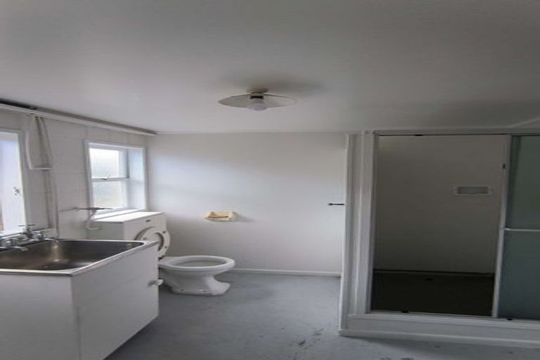 Photo of property in 327 Wairau Road, Totara Vale, Auckland, 0627