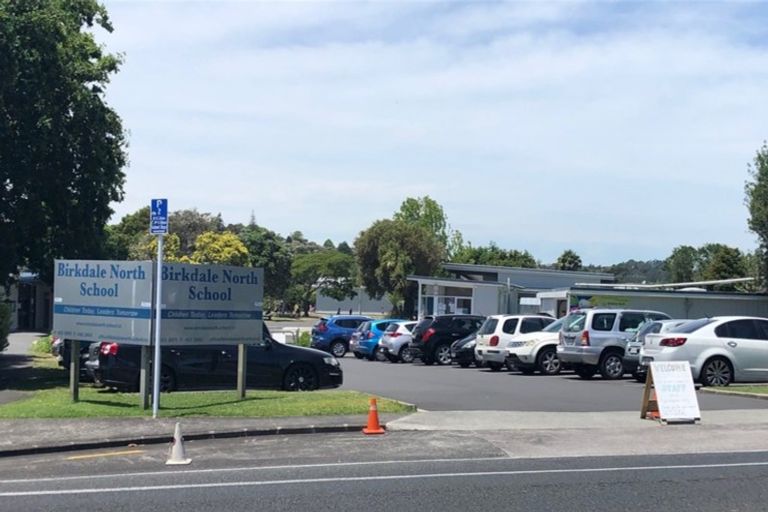 Photo of property in 2/260 Birkdale Road, Birkdale, Auckland, 0626