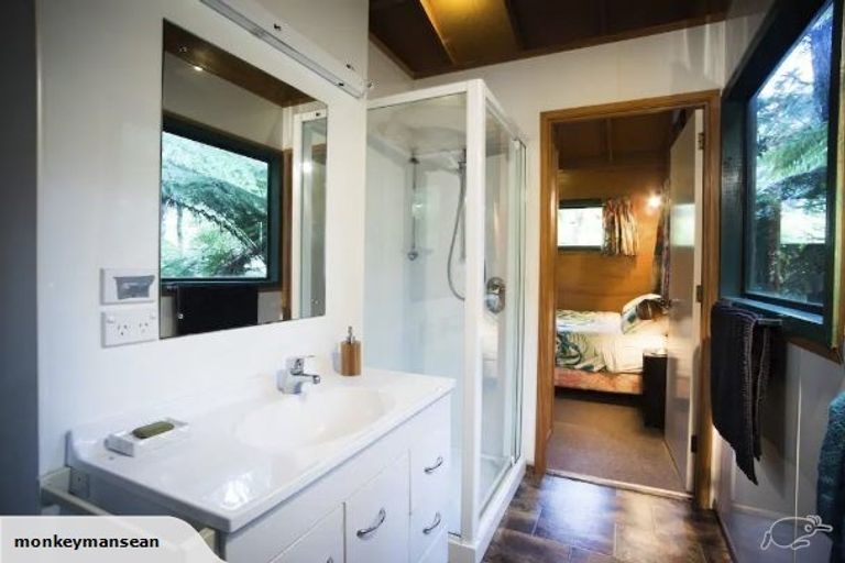 Photo of property in 426 Scenic Drive, Waiatarua, Auckland, 0612