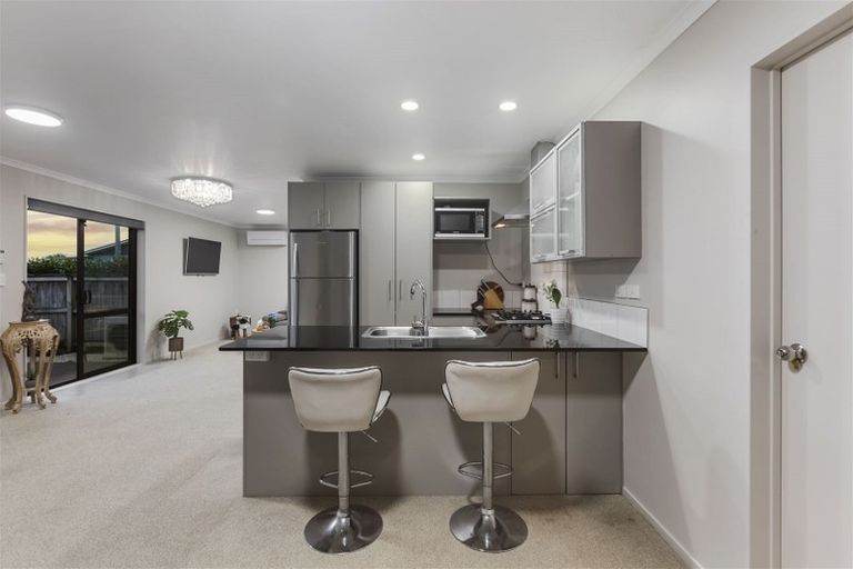 Photo of property in 2 Anna Lane, Glen Eden, Auckland, 0602