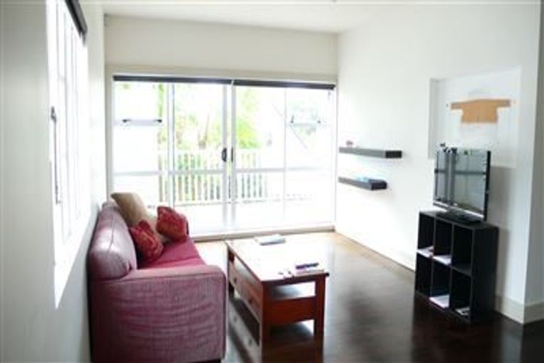 Photo of property in 1/5 Milton Road, Northcote Point, Auckland, 0627