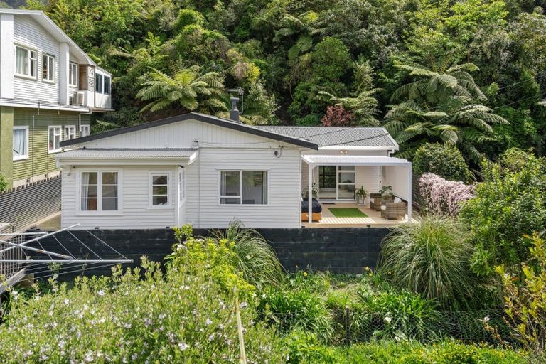 Photo of property in 42 Lincoln Avenue, Tawa, Wellington, 5028