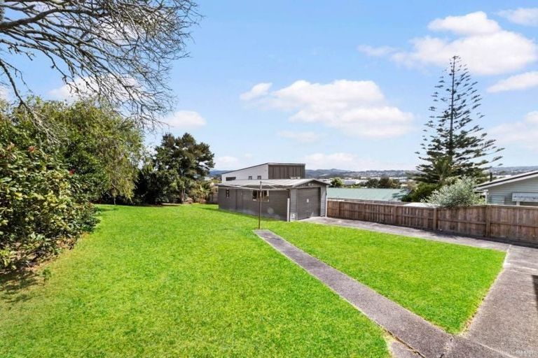 Photo of property in 87 Awaroa Road, Sunnyvale, Auckland, 0612