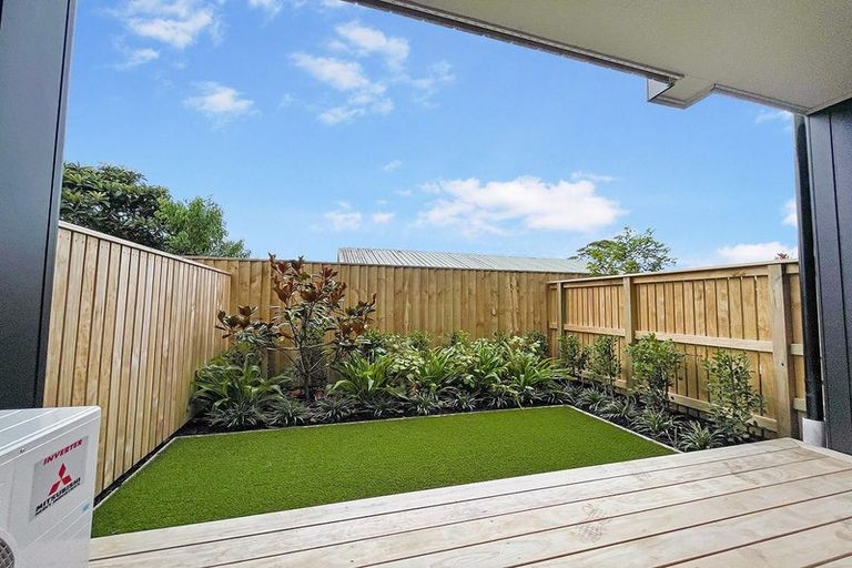 Photo of property in 27e Dawnhaven Drive, Te Atatu Peninsula, Auckland, 0610