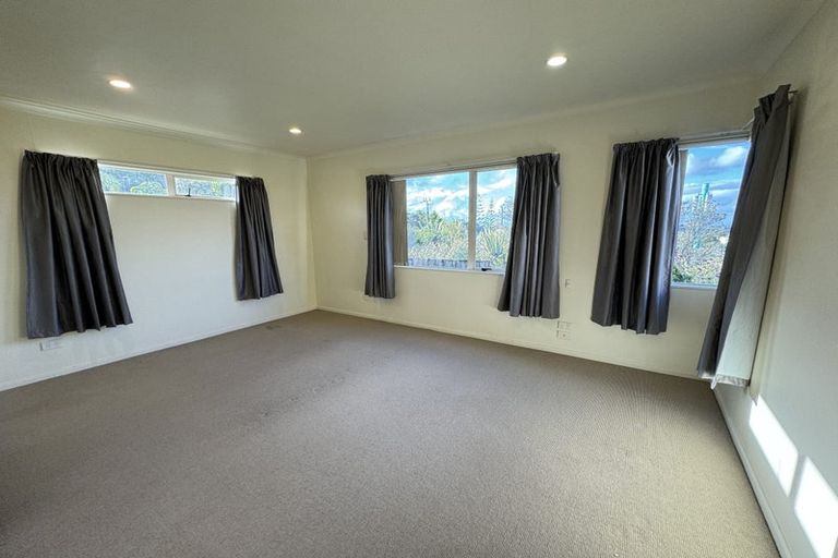 Photo of property in 4 Highgrove Lane, Totara Vale, Auckland, 0632