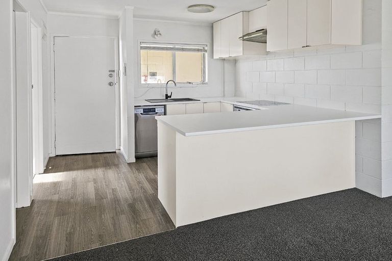 Photo of property in 15 Queen Mary Avenue, New Lynn, Auckland, 0600