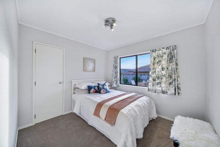 Photo of property in 2/32 Headcorn Place, Botany Downs, Auckland, 2010