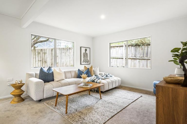 Photo of property in 2/128 Lynn Road, Bayview, Auckland, 0629