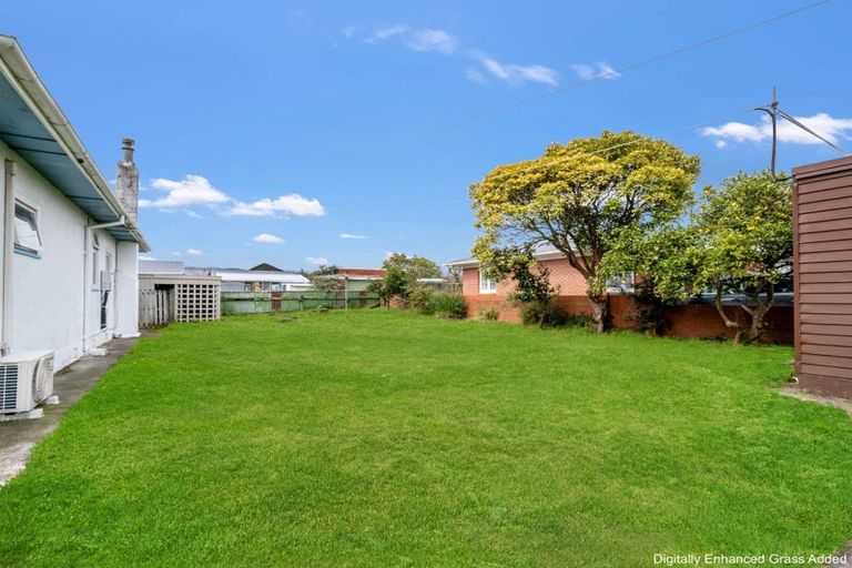 Photo of property in 104 Bartholomew Road, Levin, 5510