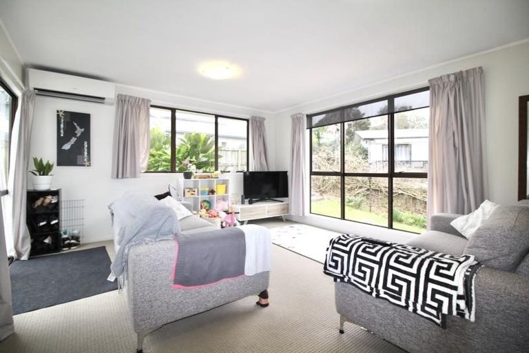 Photo of property in 1/8 Louise Place, West Harbour, Auckland, 0618