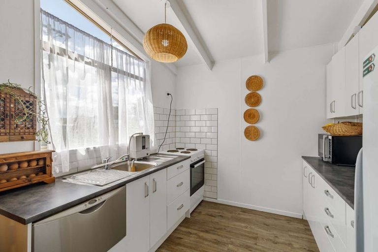 Photo of property in 16 Te Moau Avenue, Parakai, 0830