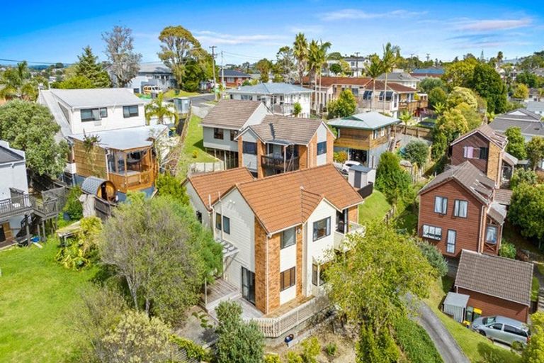 Photo of property in 2/12 Helicon Place, Totara Vale, Auckland, 0629