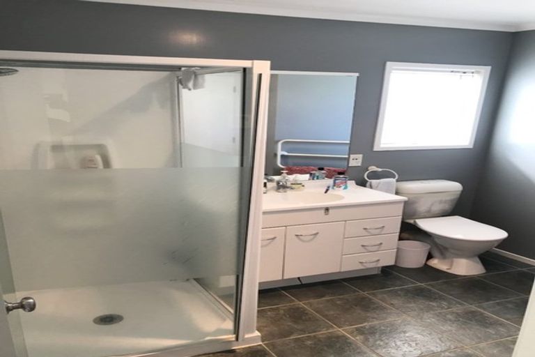 Photo of property in 52 Dress Circle, Newlands, Wellington, 6037