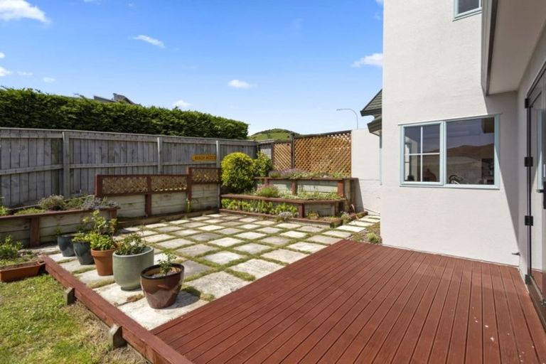 Photo of property in 128 Woodman Drive, Tawa, Wellington, 5028