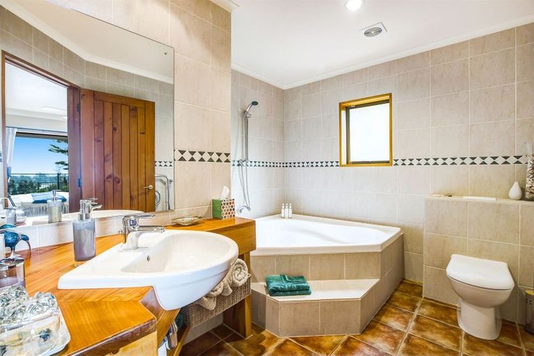 Photo of property in 8 Rewa Rewa Valley, Tairua, 3508