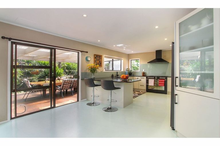 Photo of property in 1/964 Beach Road, Torbay, Auckland, 0630