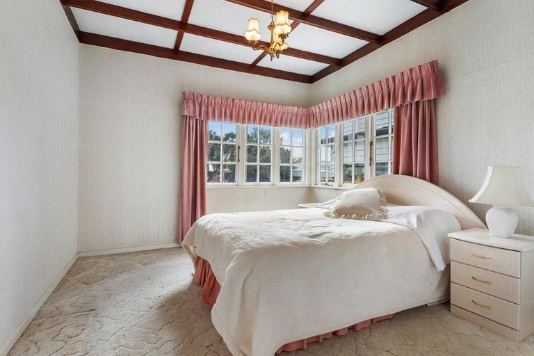 Photo of property in 1 Manor Place, Point Chevalier, Auckland, 1022