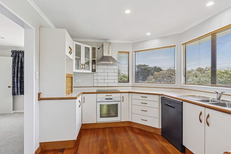 Photo of property in 37 Saunders Close, Whitby, Porirua, 5024