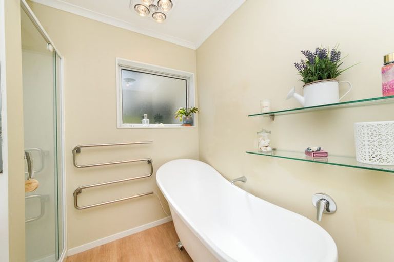 Photo of property in 34 Ruapehu Drive, Fitzherbert, Palmerston North, 4410