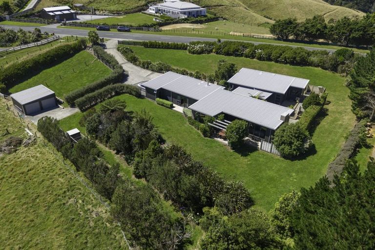 Photo of property in 173 Bing Lucas Drive, Tawa, Wellington, 5028