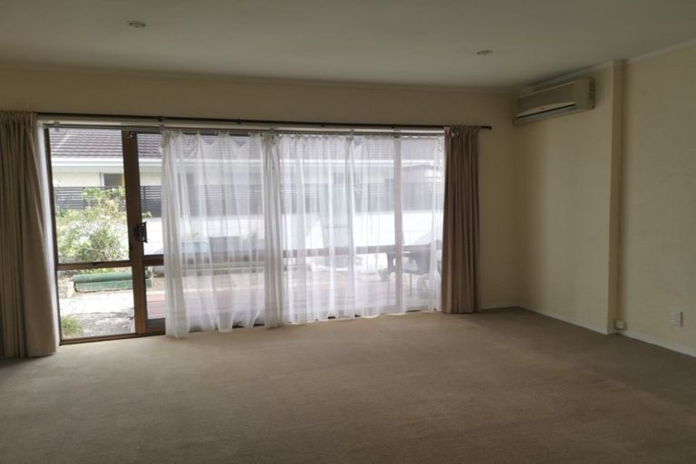 Photo of property in 2/16 Waimai Avenue, Weymouth, Auckland, 2103