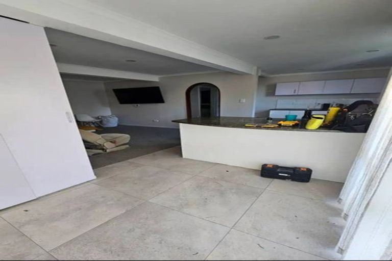 Photo of property in 54 Kemp Road, Massey, Auckland, 0614