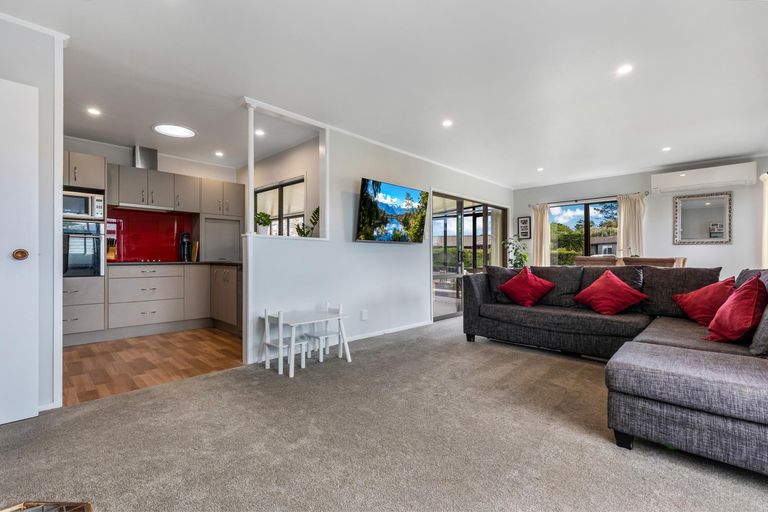 Photo of property in 1 Oakmont Place, Wattle Downs, Auckland, 2103