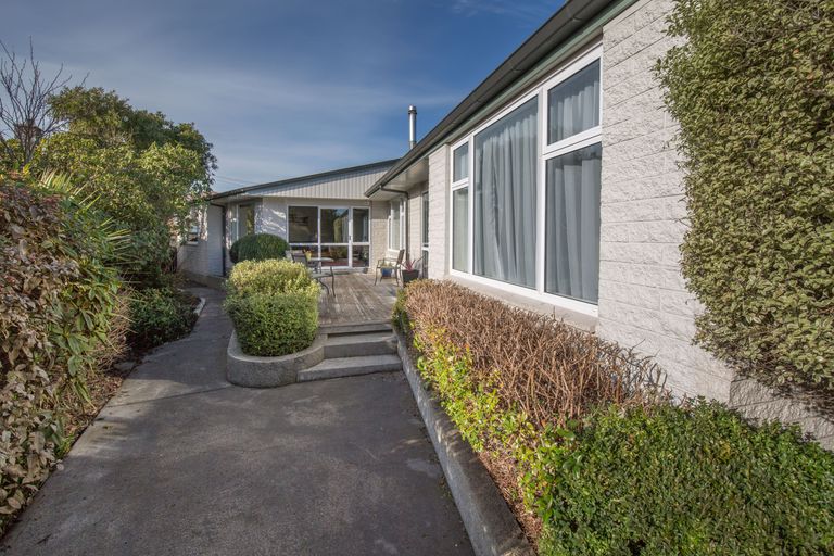 Photo of property in 6 Shirldale Place, Avonhead, Christchurch, 8042