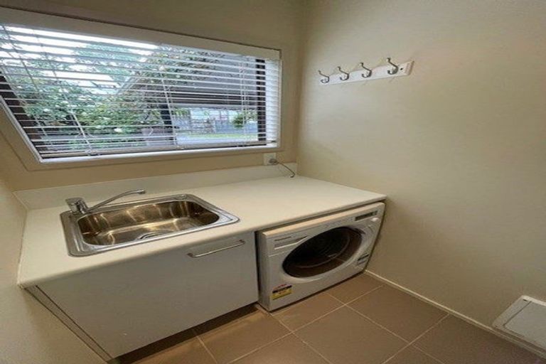Photo of property in 1/15 Telephone Road, Birkenhead, Auckland, 0626