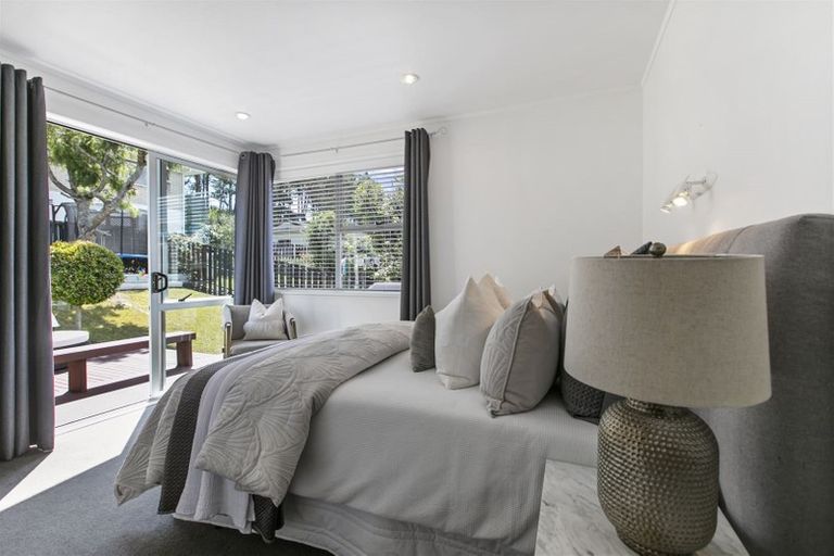 Photo of property in 52 Ravenwood Drive, Forrest Hill, Auckland, 0620