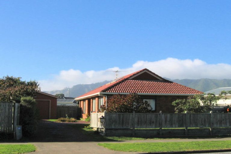 Photo of property in 23 Reeves Street, Waikanae Beach, Waikanae, 5036