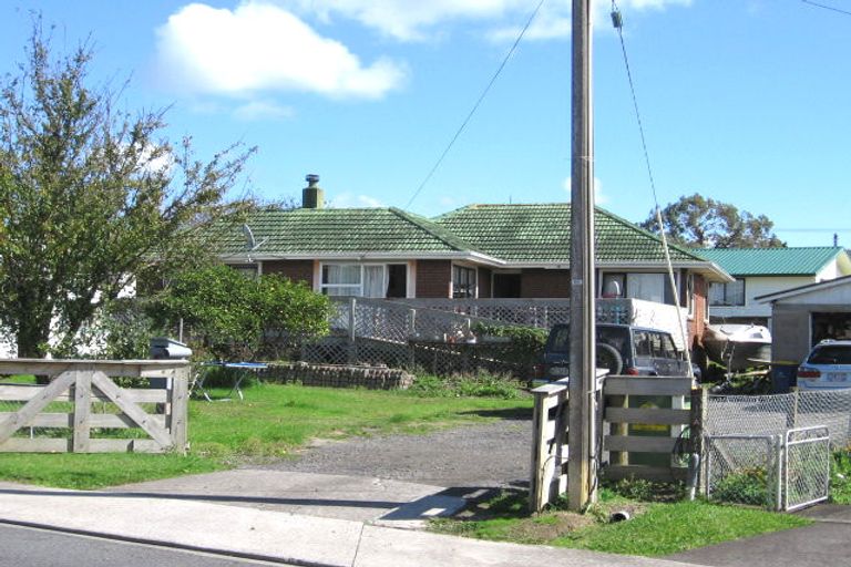 Photo of property in 5 Ward Crescent, Te Atatu Peninsula, Auckland, 0610