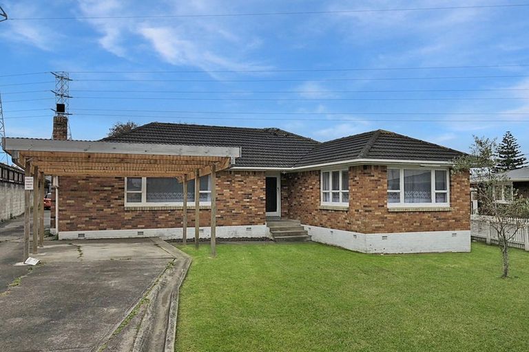 Photo of property in 2 Vera Road, Te Atatu South, Auckland, 0610