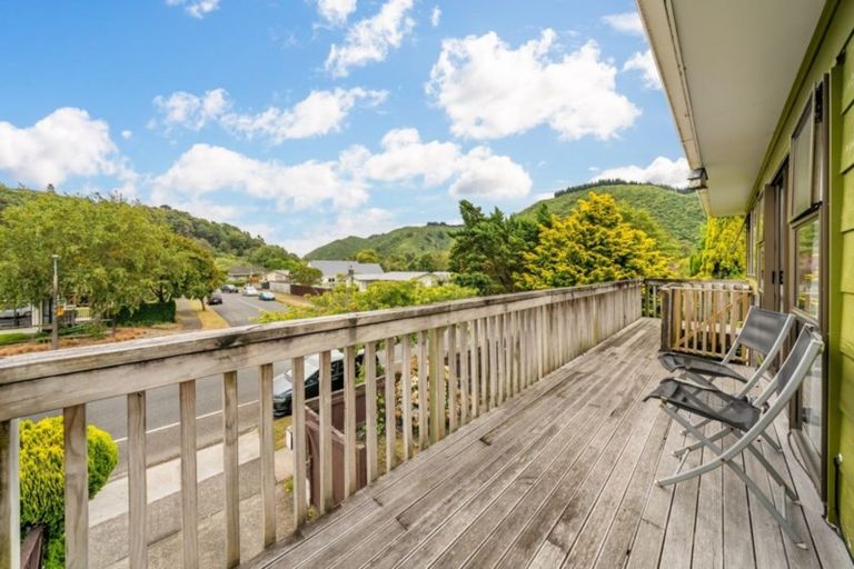 Photo of property in 27a Gemstone Drive, Birchville, Upper Hutt, 5018