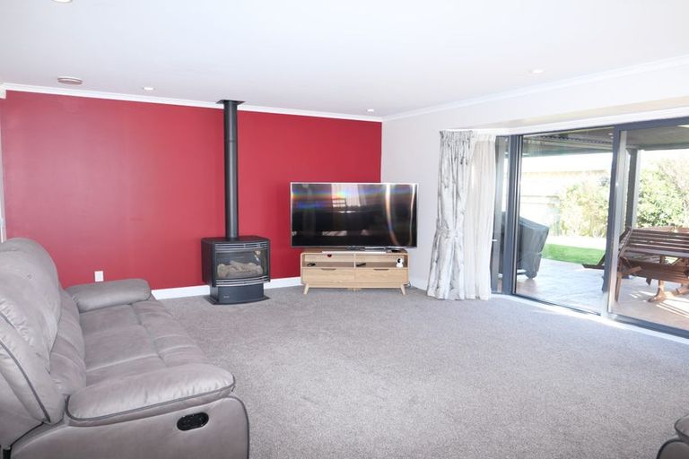 Photo of property in 68 Guildford Drive, Paraparaumu, 5032