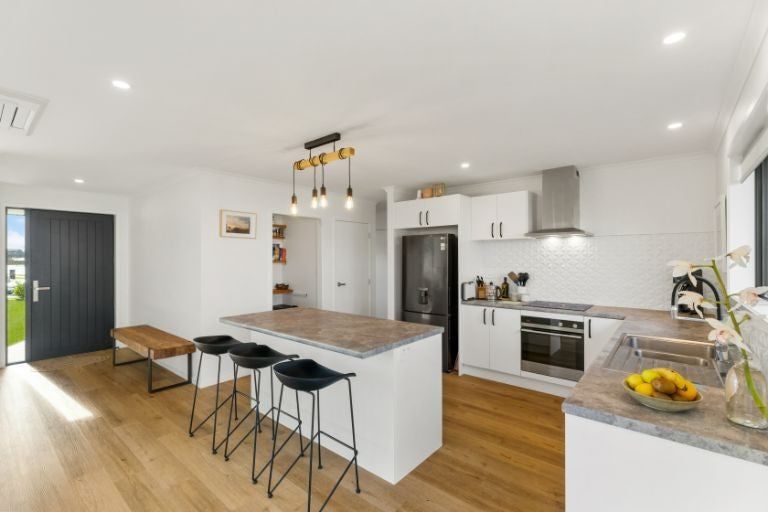 Photo of property in 24 Kaurinui Crescent, One Tree Point, 0118