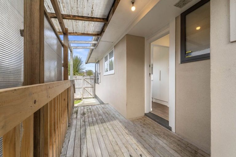 Photo of property in 16 Rewarewa Road, Te Atatu Peninsula, Auckland, 0610